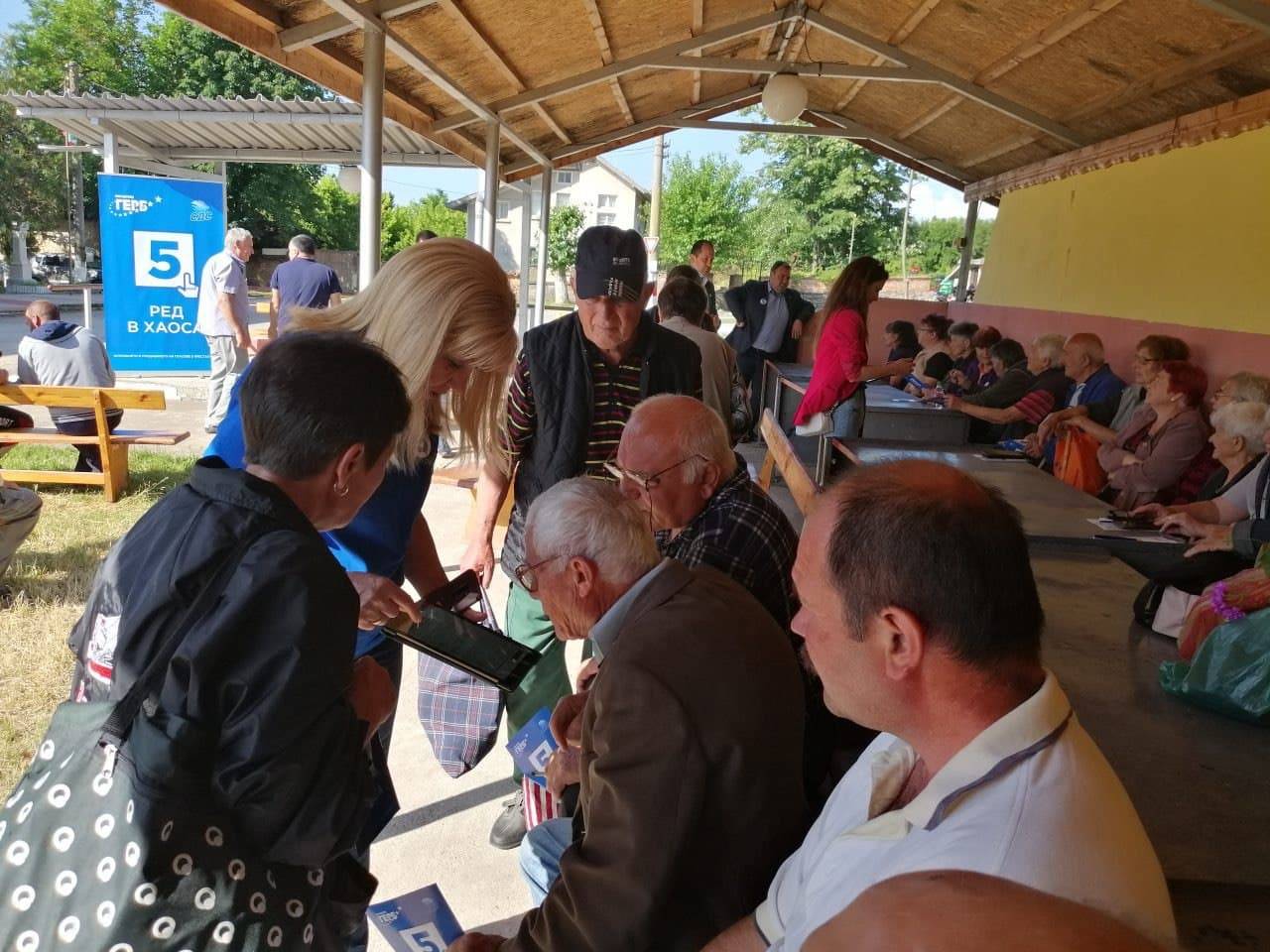 Кандидатите за народни представители показват с помощта на таблет как може да гласува на машина